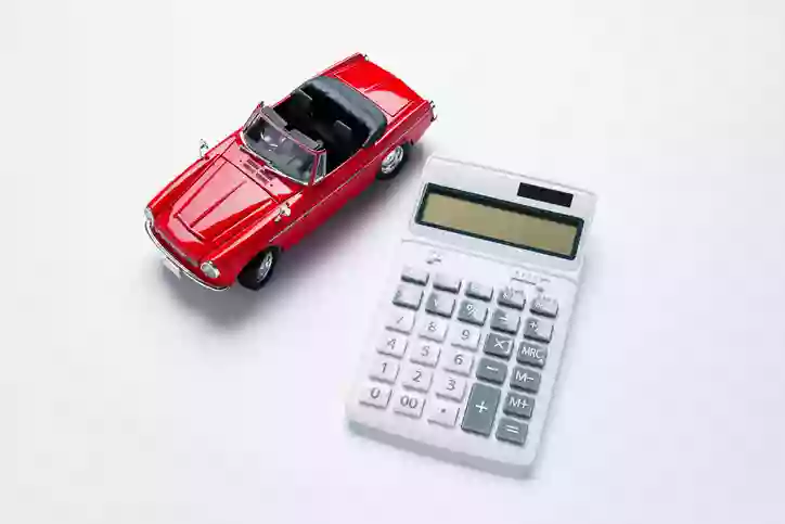 czerwony samochód zabawka przy kalkulatorze