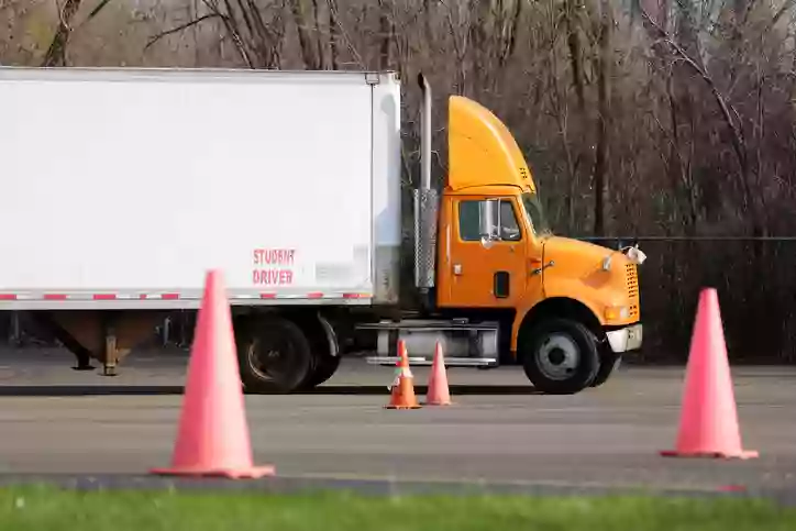 samochód ciężarowy na placu manewrowym